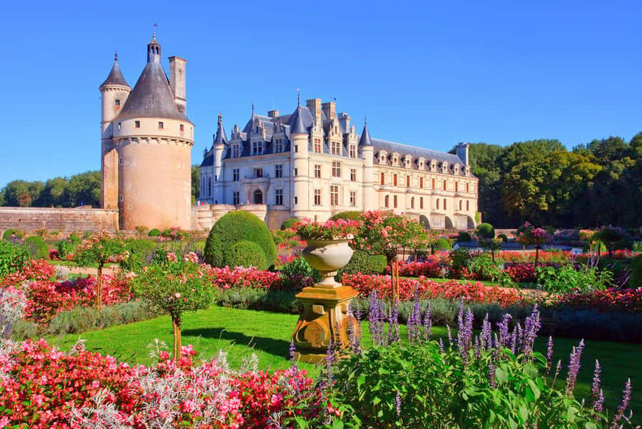From Paris: Loire Valley Castles Day Trip With Wine Tasting - Meeting the coach near the Paris Catacombs