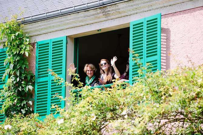 From Paris: Monet Gardens & Giverny Bike Tour with Picnic Stop - Guides, group size, and the pace of the day