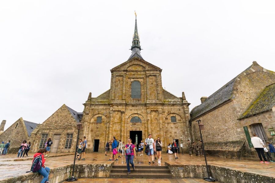From Paris: Mont Saint Michel Day Trip with a Guide - What the guides add to the day