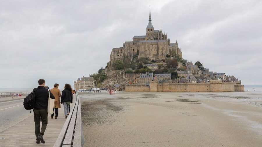 From Paris: Mont St Michel and Loire Valley 2 Day Tour - Bus changes, luggage, and group management