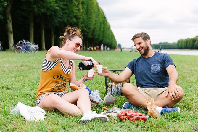From Paris: Versailles Bike Tour w/ Palace, Gardens, & Picnic - Returning to the palace after the bike ride