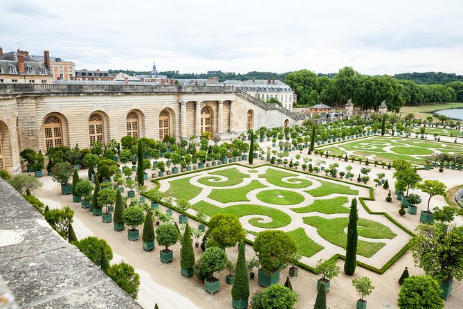 From Paris: Versailles Bike Tour w/ Palace, Gardens, & Picnic - Place du Marché Notre Dame: building the picnic