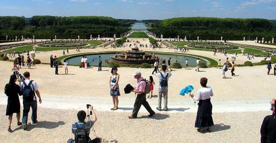 From Paris: Versailles Guided Tour by Deluxe Minibus - Meeting the guide and entering the palace