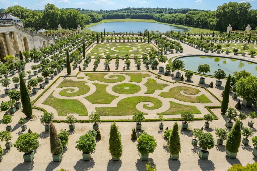 From Paris: Versailles Guided Tour with Skip-the-Line Entry - The gardens and fountains