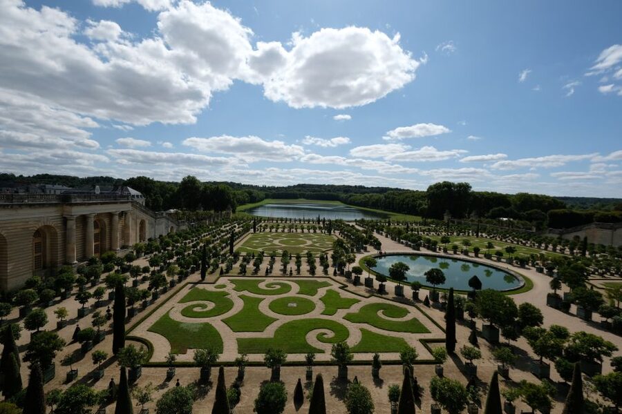 From Paris: Versailles Palace and Gardens Guided Day Trip - Seeing the gardens without getting lost