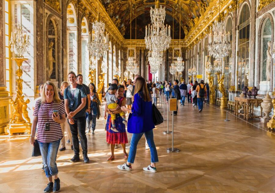 From Paris: Versailles Palace and Gardens Guided Day Trip - How the guides shape the experience