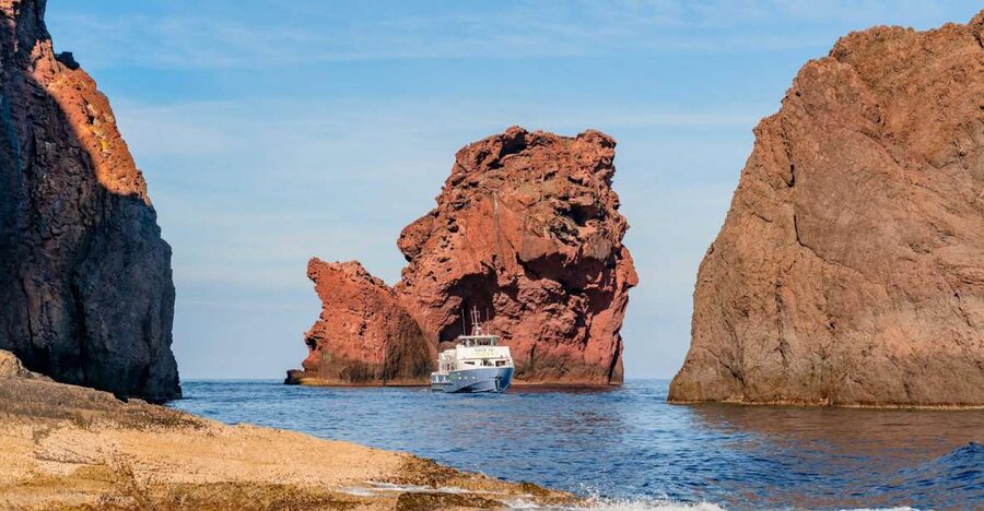 From Porto: Scandola & Girolata Tour by Boat - Elbu Bay and the changing color of the sea