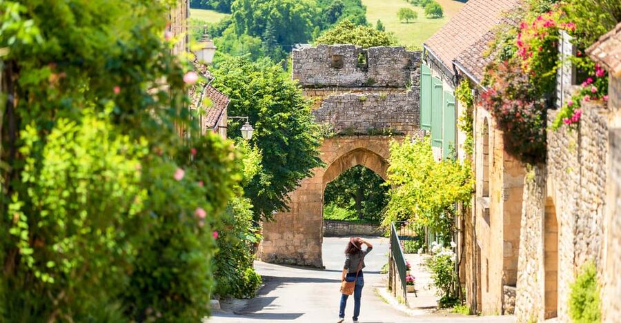 From Sarlat: Beynac & Domme Tour & Dordogne Boat Ride - Beynac: a castle village under a limestone cliff