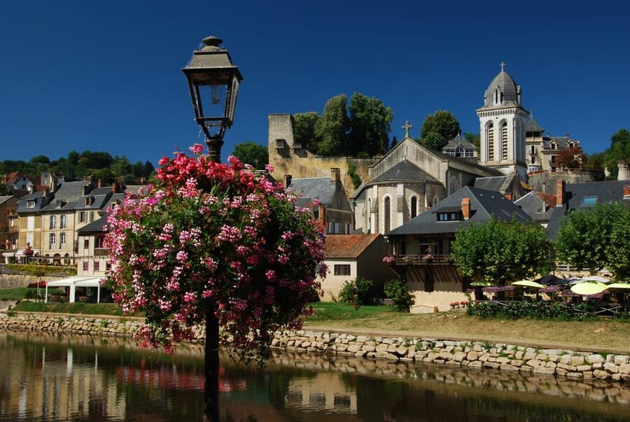 From Sarlat: Half-Day Skip-the-Line Lascaux IV Tour - Les Eyzies and the natural rock shelter