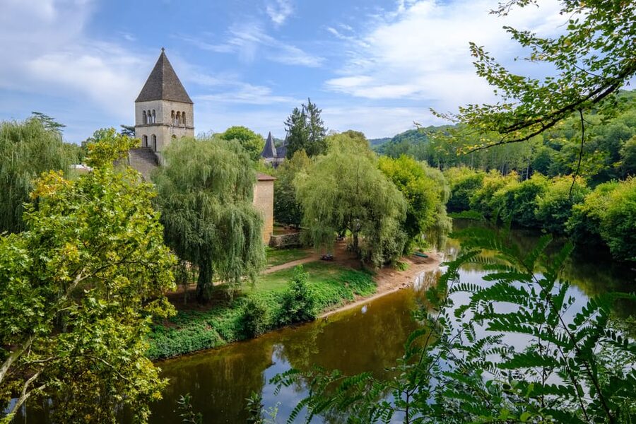 From Sarlat: Half-Day Skip-the-Line Lascaux IV Tour - Saint-Leon-sur-Vezere, a slower final stop