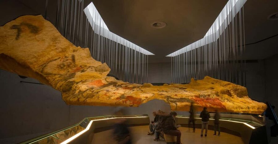 From Sarlat-la-Canéda: Lascaux IV and Cave Art Full-Day Tour - Rouffignac by electric train