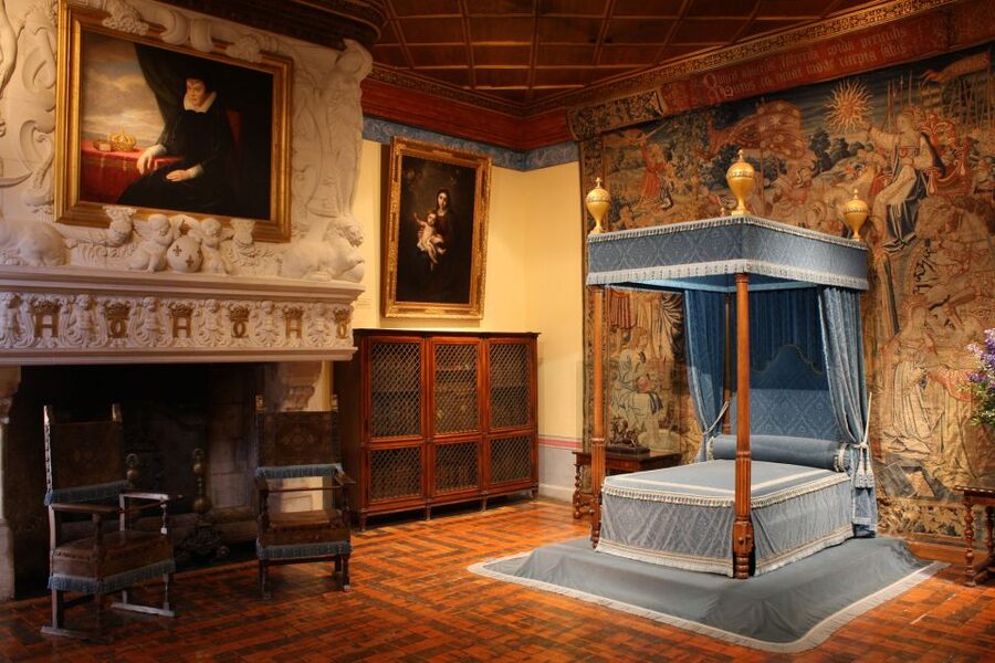 From Tours: Chenonceau and Chambord Castles Guided Tour - The 90-minute lunch stop in Amboise