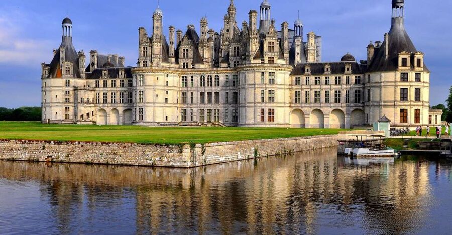 From Tours: Chenonceau and Chambord Castles Guided Tour - Meeting in Tours and settling into the small van
