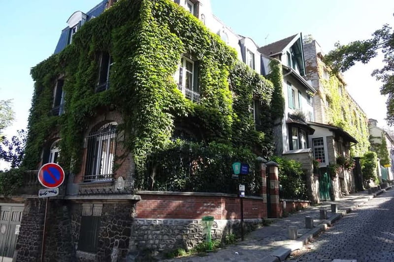 German private Walking Tour through Montmartre & Passages - What the private German format adds