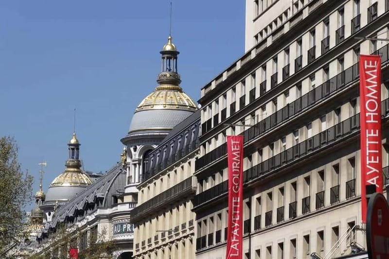 German private Walking Tour through Montmartre & Passages - Walking through Montmartre’s artists’ quarter