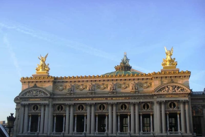 German private Walking Tour through Montmartre & Passages - Sacré-Cœur and the view across Paris