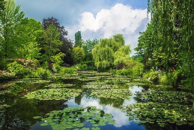 Giverny Monet House and Gardens Skip the line Walking tour - Entering Monet’s pink house