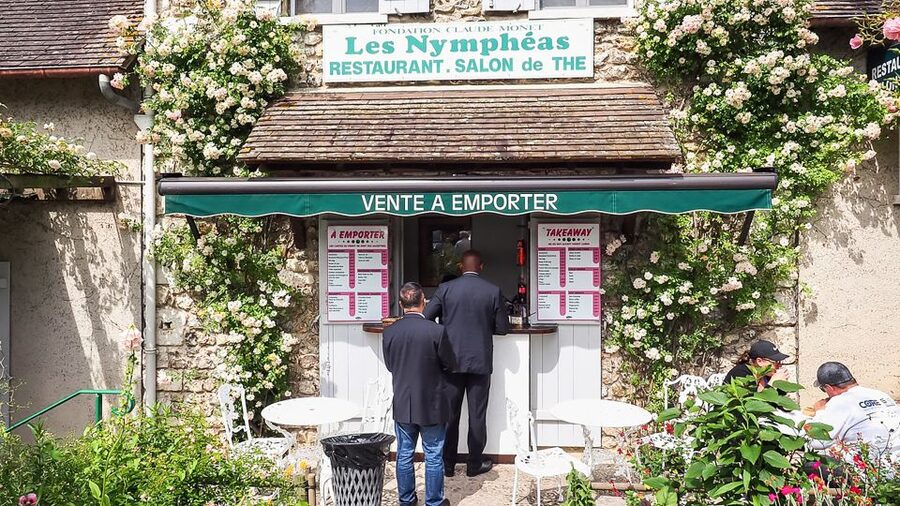 Giverny: Monet's House and Gardens Guided Tour - Meeting at Les Nymphéas café