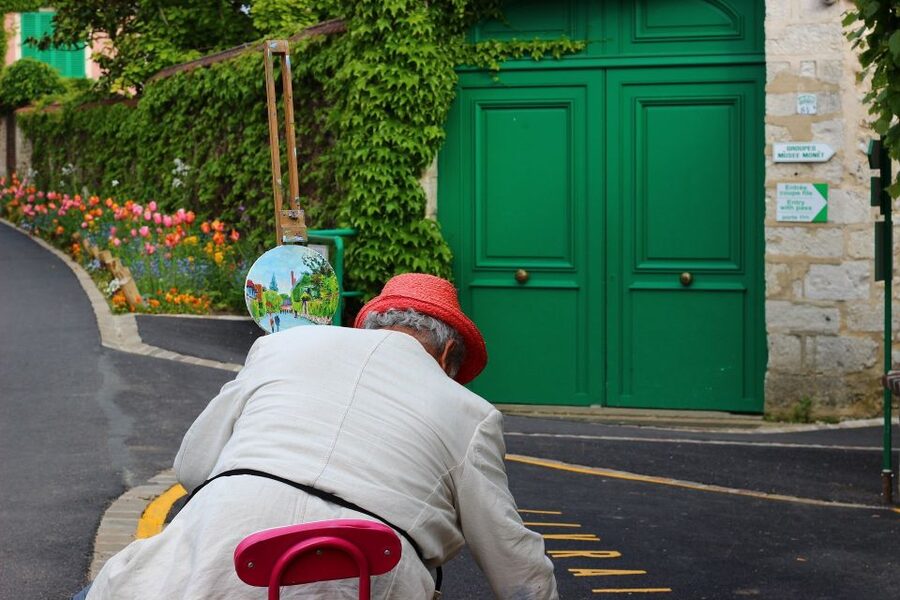 Giverny: Monet’s House and Gardens Skip-the-Line Tour - Meeting your guide in the village