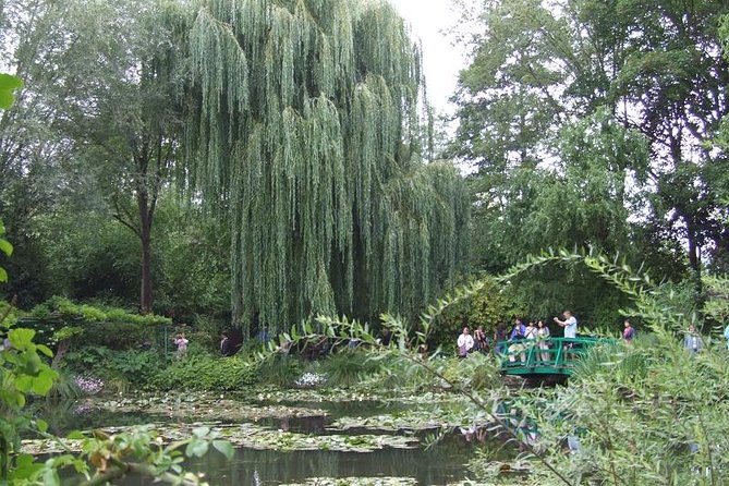 Giverny Small-Group Minivan with Hotel Pickup or Meeting Point - The Guide Question: Host, Driver, or Tour Guide?