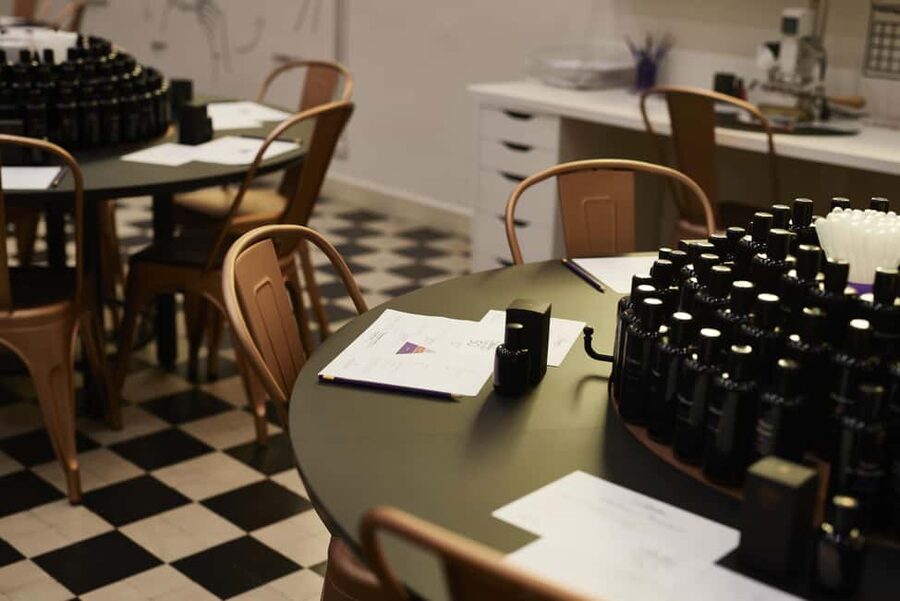 Grasse: 1-hour Perfume Workshop - The first fifteen minutes: smelling before mixing