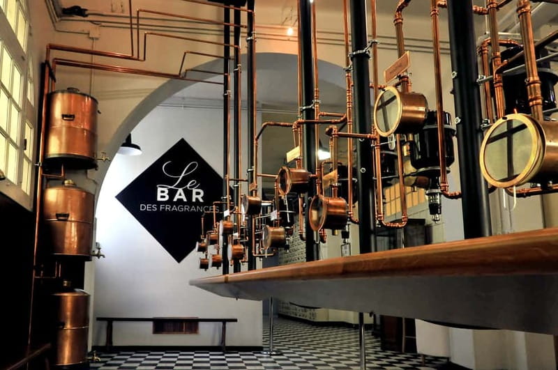Grasse: Perfume Workshop - The first few minutes: smelling the three bases