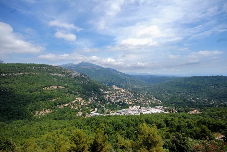 Grasse, Valbonne & Gourdon: Day Tour with Wine Tasting - Valbonne’s streets and a practical lunch break