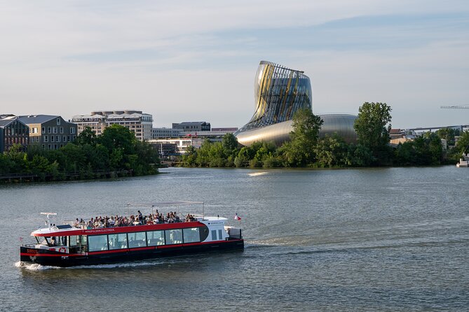 Guided cruise Bordeaux UNESCO - Pont de Pierre and the old river crossing