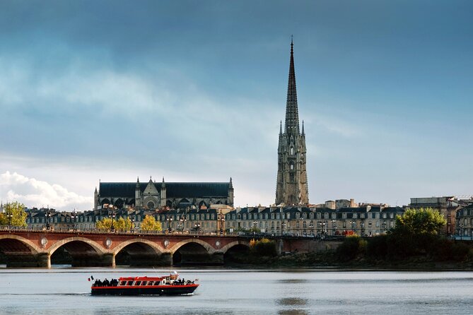 Guided cruise Bordeaux UNESCO - Place des Quinconces and the broad city view