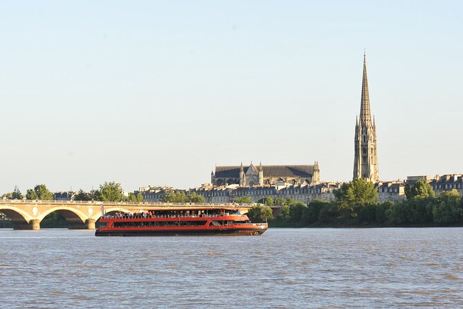 Guided cruise Bordeaux UNESCO - Pont Chaban-Delmas and modern Bordeaux