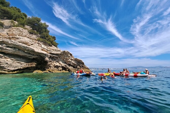 Guided kayak excursion in creeks - The halfway swimming stop