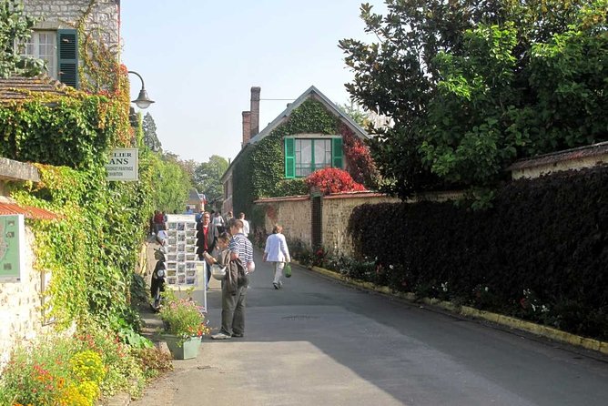 Guided tour Monet's house and gardens/small group - Entering Monet’s gardens with prepaid admission