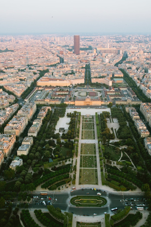 Highlights of Paris Bike Tour in English or Dutch - Why the guides matter more than the route