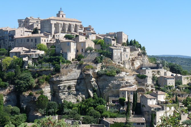 Highlights of Provence : Chateauneuf du Pape & Luberon - Lacoste, a quick look at a hill village