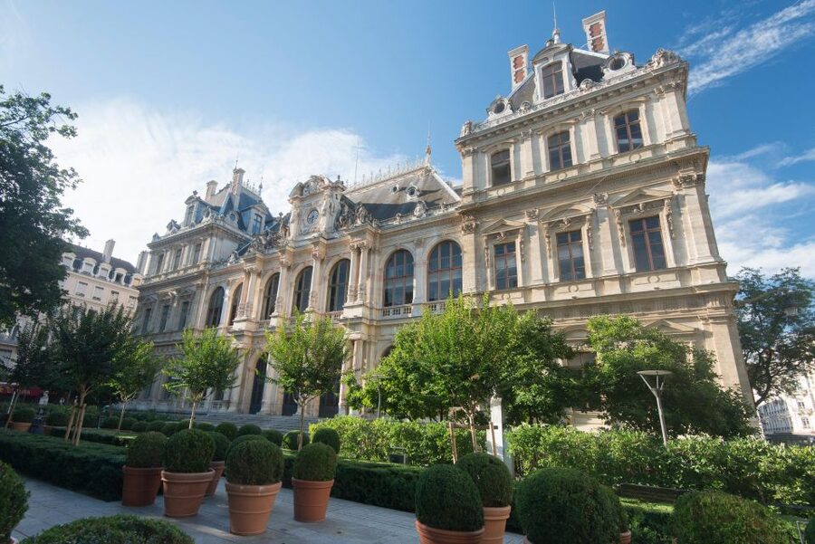 Historical and naughty tour of Lyon in french - Erotic literature, medical advice, and old beliefs