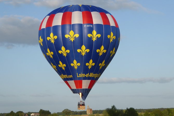 Hot Air Balloon Flight over the castle of Chenonceau / France - Smooth flying and landing