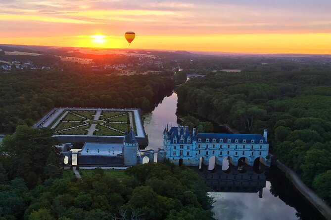 Hot air ballooning: Chambord, Blois, Chenonceau, Cheverny or Chaumont - Watching the balloon come alive