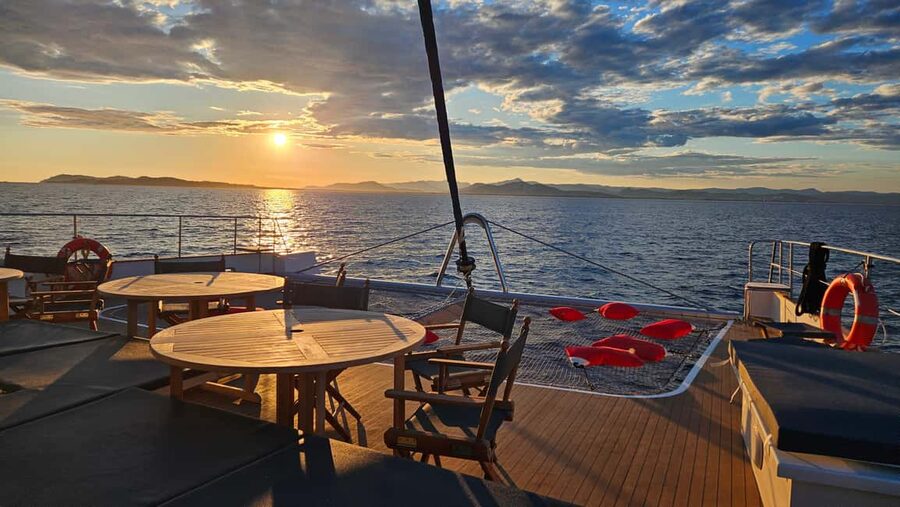 Hyères : Sunset Catamaran Cruise to Giens Peninsula - The first half hour: calm water and changing light