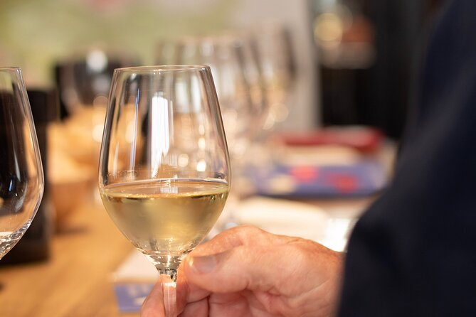 Introduction to Bordeaux wines paired with cheeses & charcuterie - The first glass: white wine and the tasting method