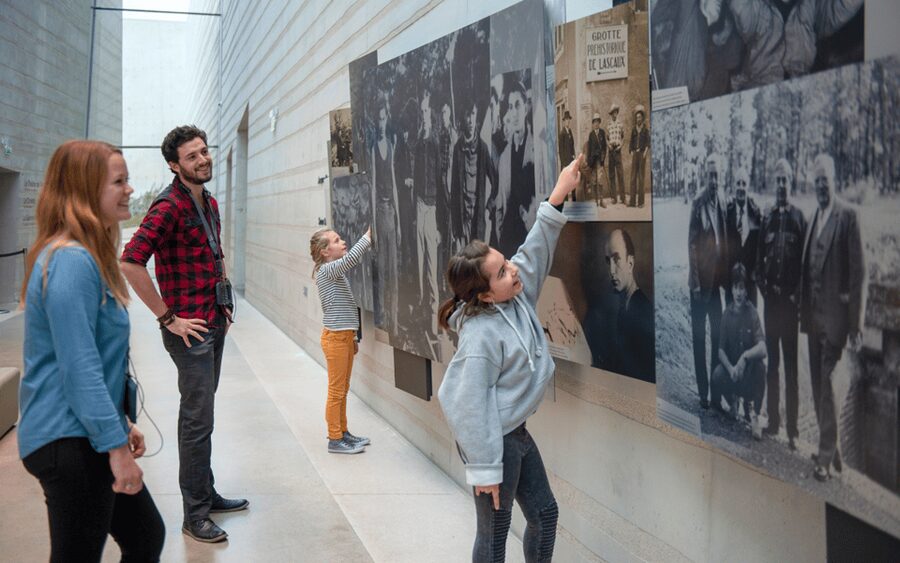 Lascaux IV: Full Replica Cave Experience Ticket - Choosing between a live guide and an audio guide