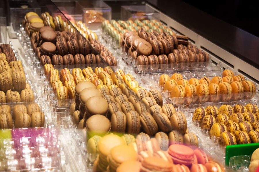 Le Marais: Pastry and Chocolate Food Tour - Guides who make the walk worthwhile