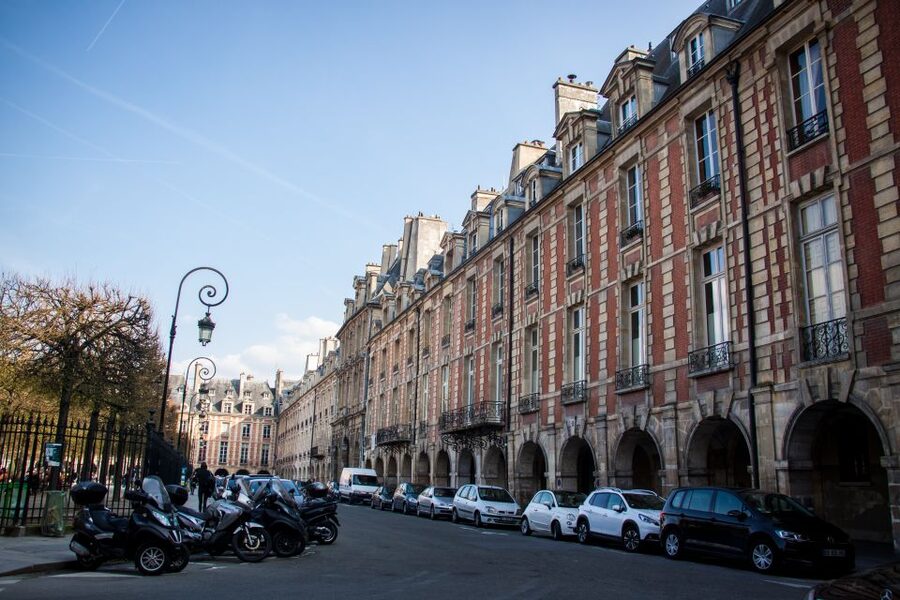 Le Marais: Pastry and Chocolate Food Tour - Weather, walking, and the summer closure issue