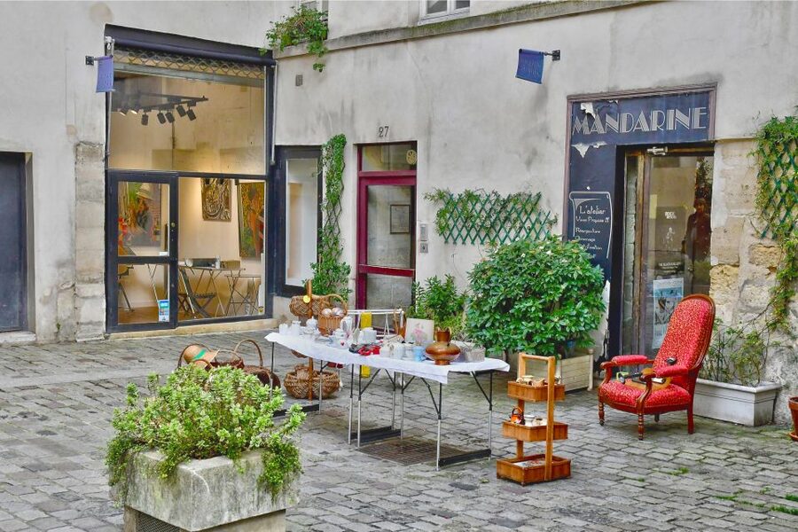 Les Marais: French Tastes and Drinks Private Foodie Tour - National Archives Garden and the quieter side of Paris