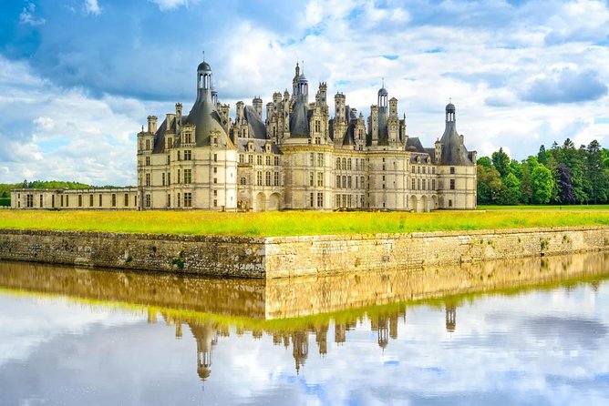 Loire Valley Castles Trip with Chenonceau and Chambord from Paris - Meeting the coach before sunrise