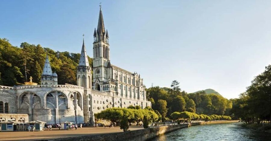 Lourdes: Private Guided Tour in the Sanctuary - Why a guided visit helps at Lourdes