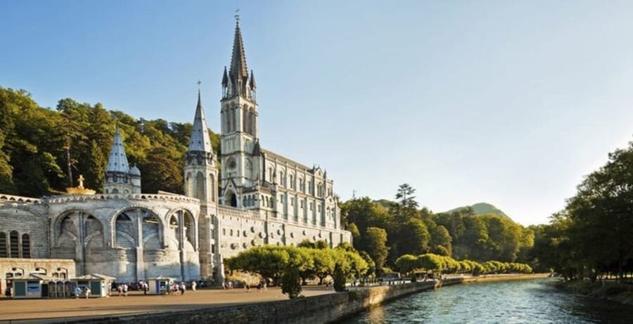 Lourdes: Private Guided Tour in the Sanctuary - Fountains and Baths: what your two hours can cover