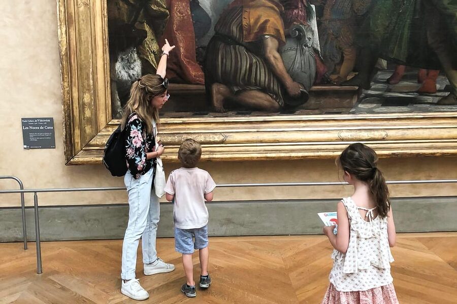 Louvre Guided Treasure Hunt for Families and Kids - Entering the Louvre without losing family momentum