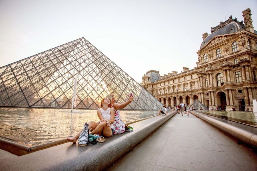 Louvre Museum: Skip-the-Line Guided Tour - Raphael, Michelangelo, Leonardo, and the painting galleries