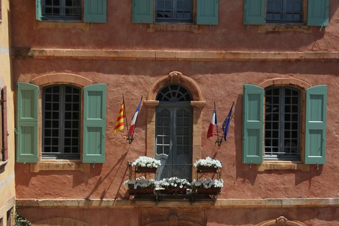 Luberon Market & Villages Day Trip from Aix-en-Provence - Fontaine de Vaucluse gives you water and a change of pace
