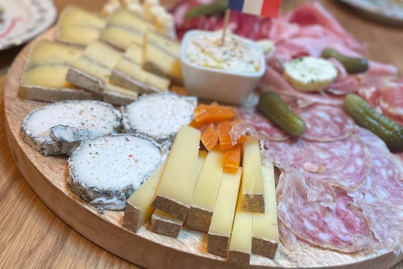 Lyon: Guided Food Tour with Tastings - Modern Lyon bites, including burger and pizza